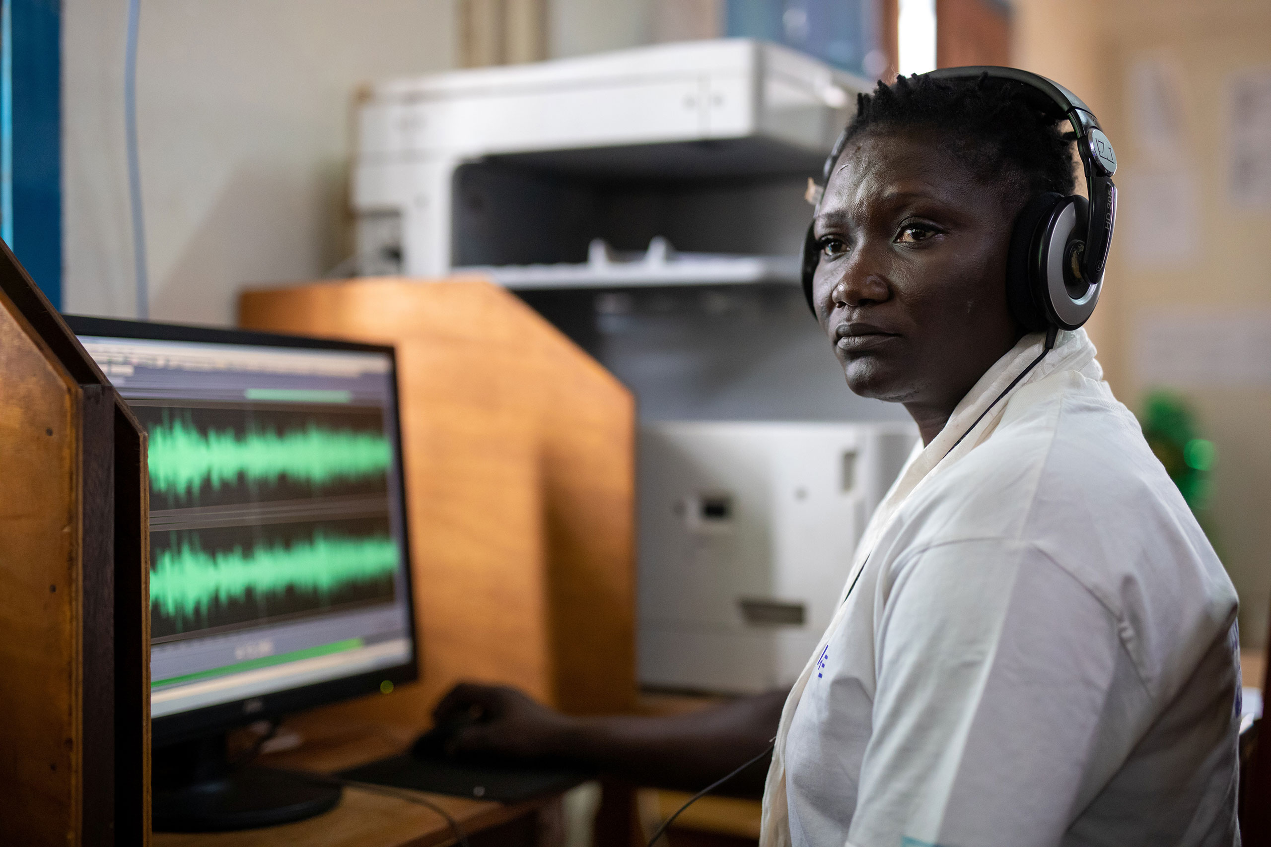 rnl-picture Une journaliste de Radio Ndeke Luka monte un son qui sera ensuite diffusé sur Radio Ndeke Luka, principale radio de Centrafrique. © Gwenn Dubourthoumieu / Fondation Hirondelle.