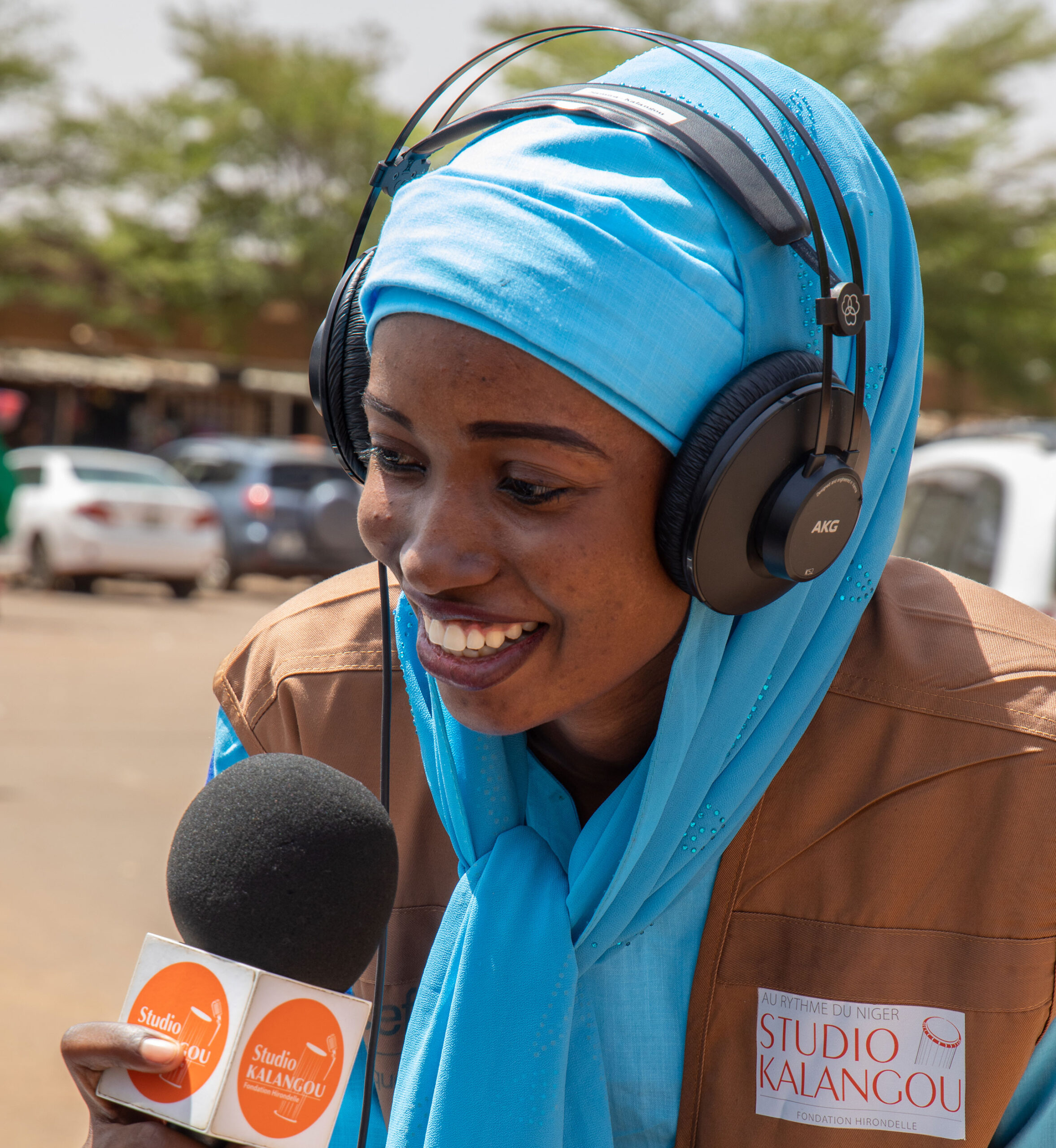 studio-kalangou-picture Une journaliste du Studio Kalangou en reportage dans les rues de Niamey au Niger. © Apsatou Bagaya / Fondation Hirondelle.