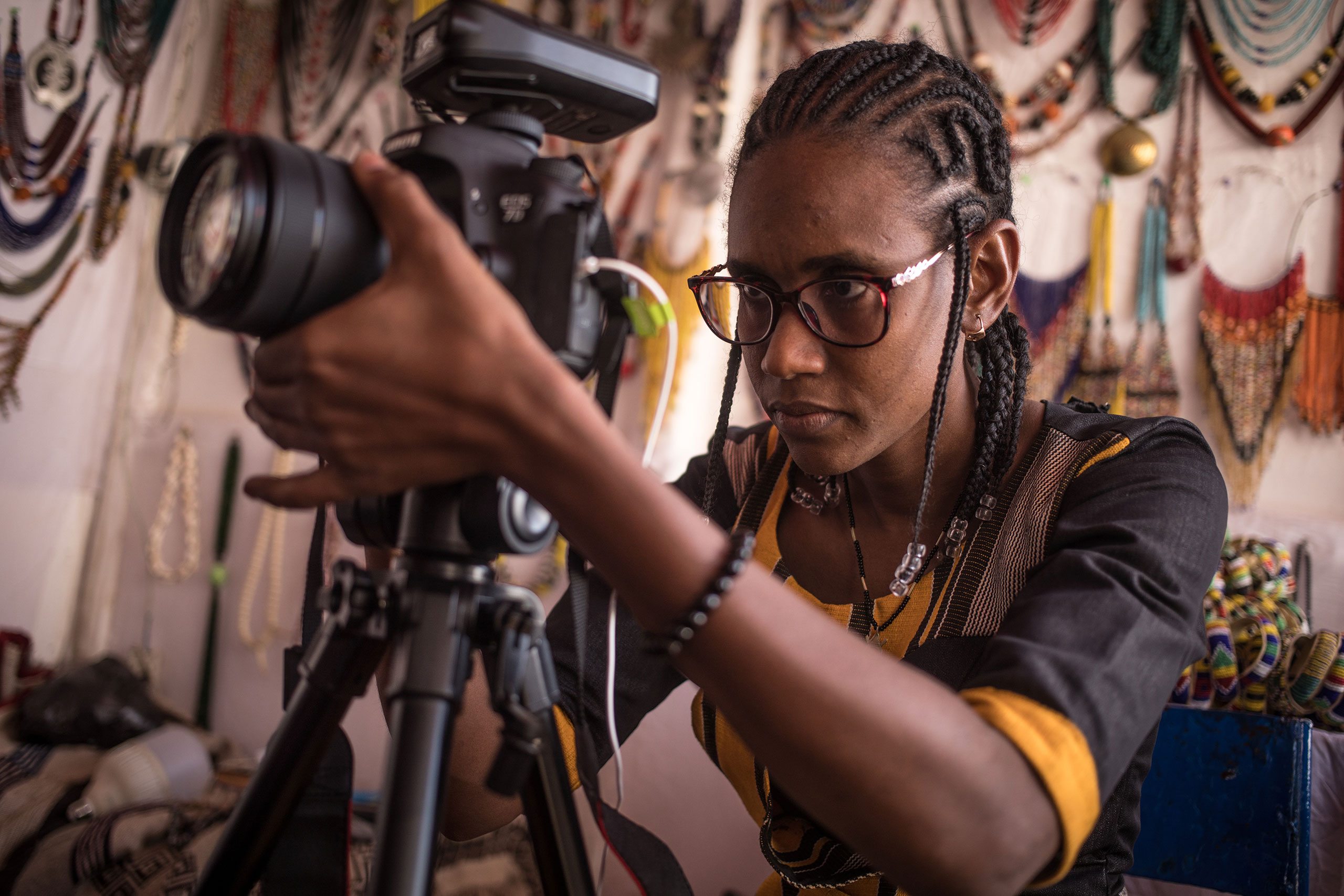 studio-tamani-picture Une journaliste du Studio Tamani capture un artisan lors d’un reportage. @ Florent Vergnes / Fondation Hirondelle.