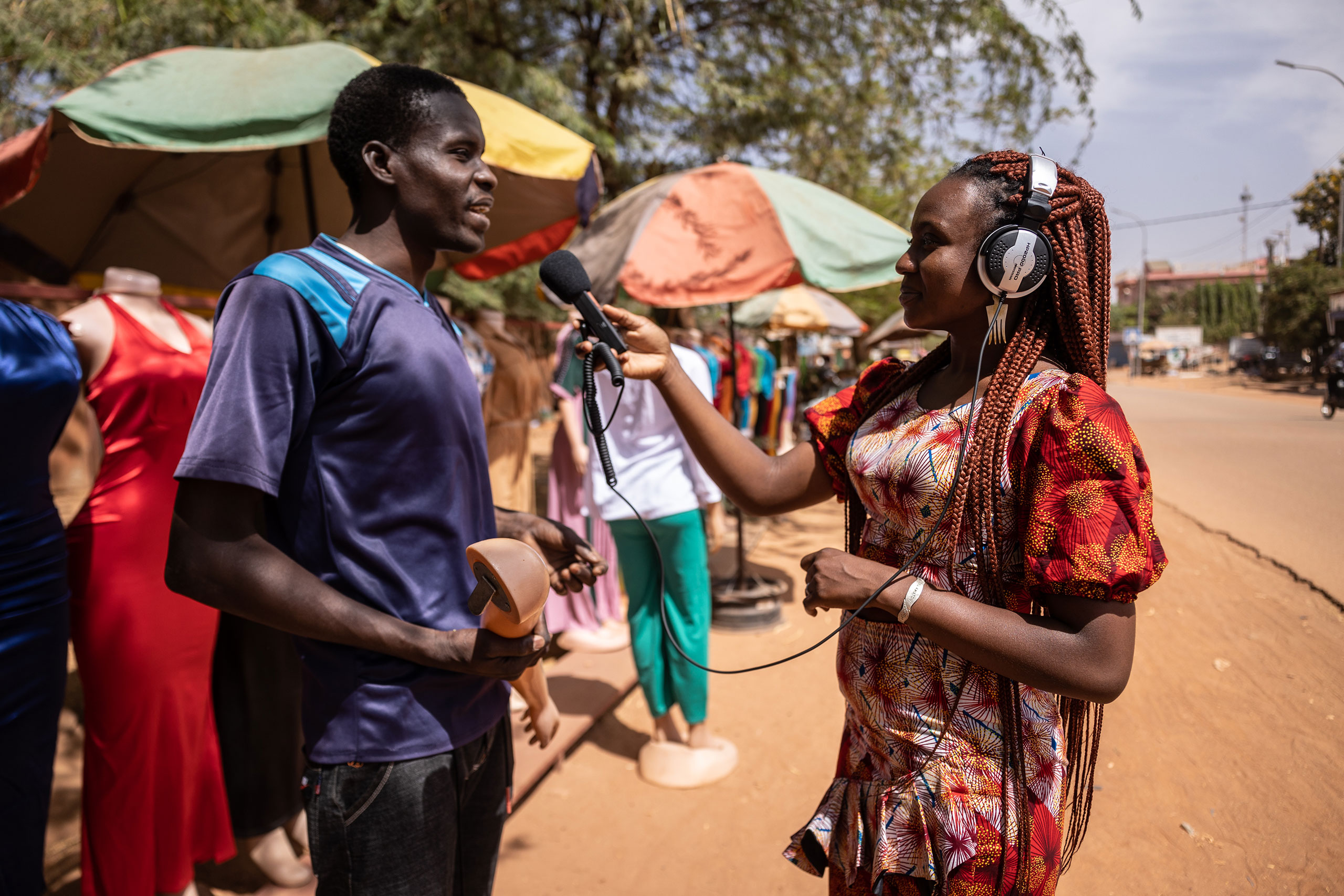 studio-yafa-picture Une journaliste du Studio Yafa en reportage dans les rues de Ouagadougou. © Olympia de Maismont / Fondation Hirondelle.