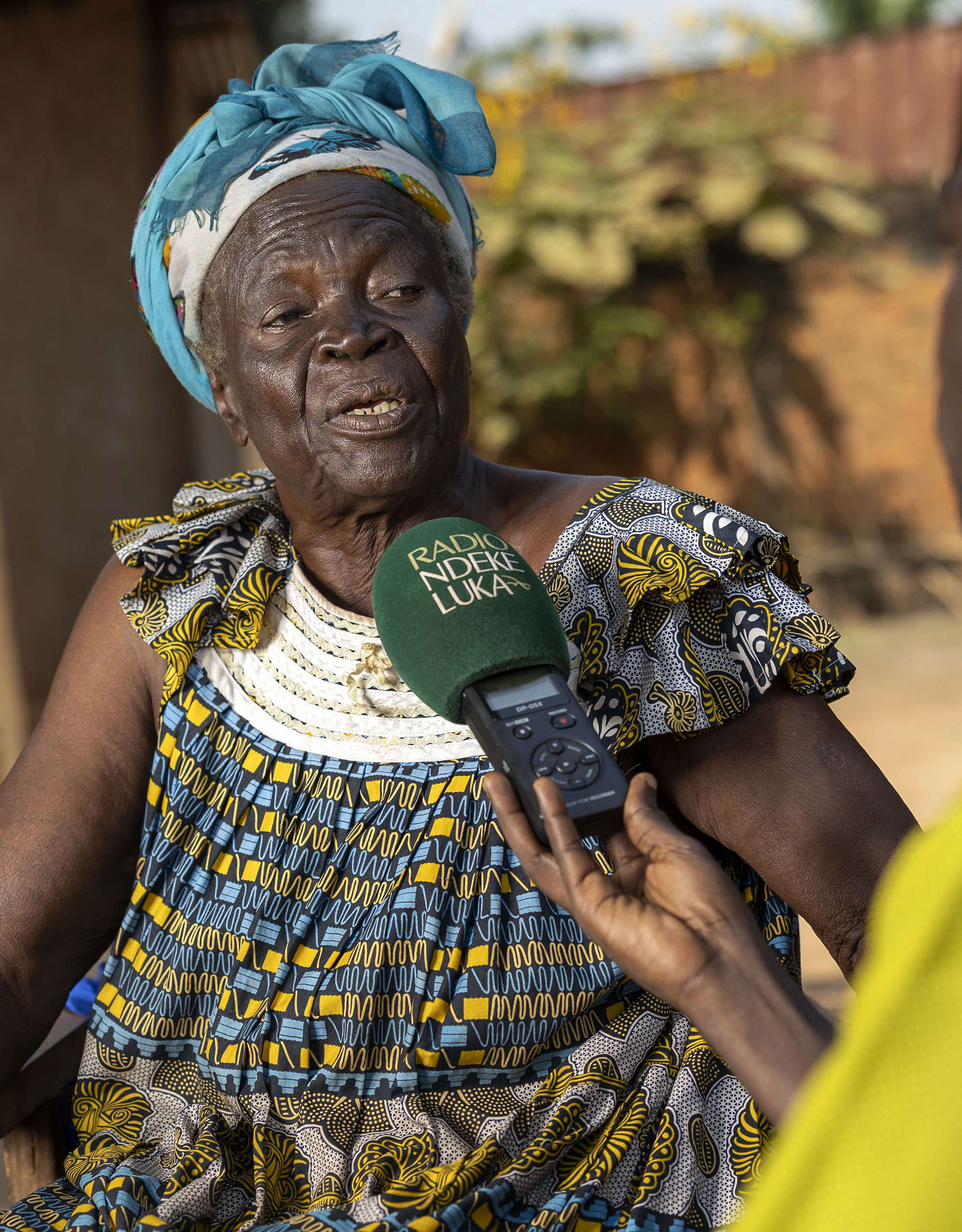 picture-recherche-rca Une auditrice de Radio Ndeke Luka est interviewée lors d’un reportage à Bangui, capitale de la République Centrafricaine. © Gwenn Dubourthoumieu / Fondation Hirondelle
