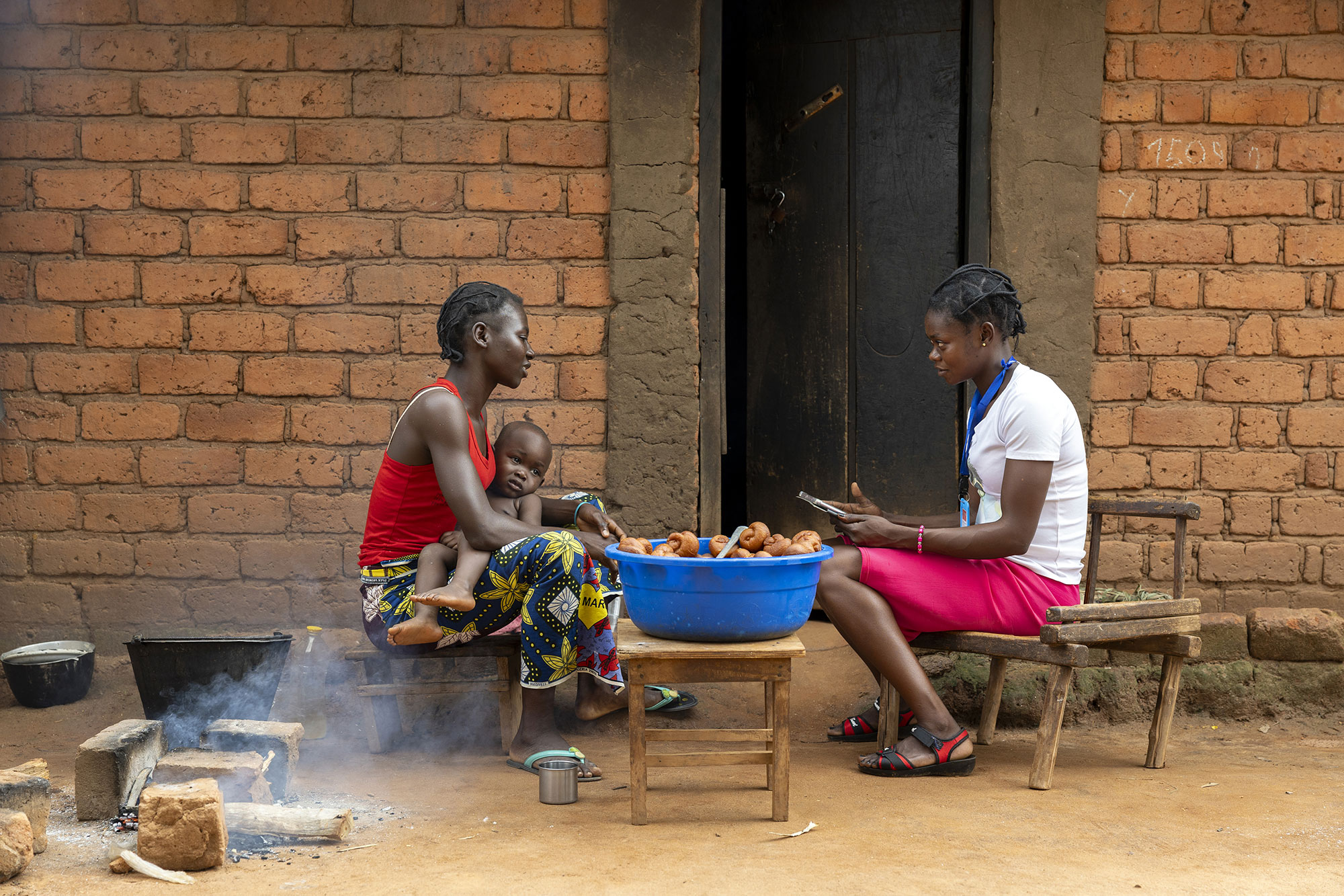 picture-recherche Une enquêtrice réalise une étude d’impact sur Radio Ndeke Luka pour la Fondation Hirondelle à Obo, à l’extrême sud-est de la République Centrafricaine. © Gwenn Dubourthoumieu / Fondation Hirondelle